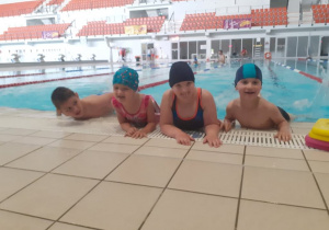 Dzieci w basenie.